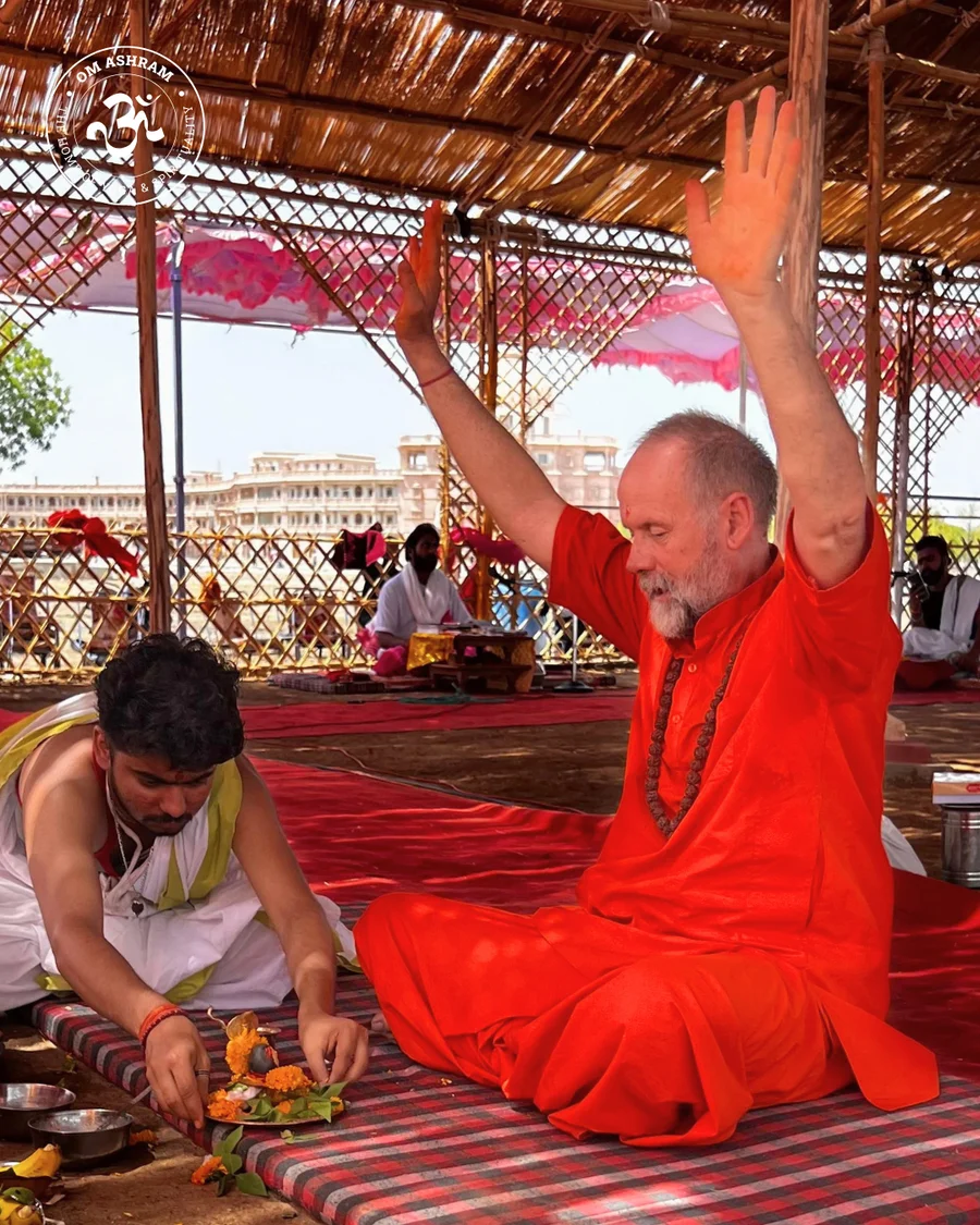 Swami Ramanad Puri Ji singing with raised hands at end of the Mahamrityunjaya Mahayajna in OM Ashram.